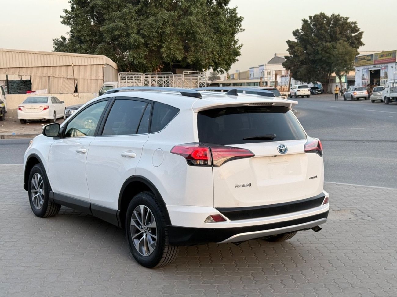 Toyota RAV4 2018 XLE HYBRID KEYLESS US SPEC