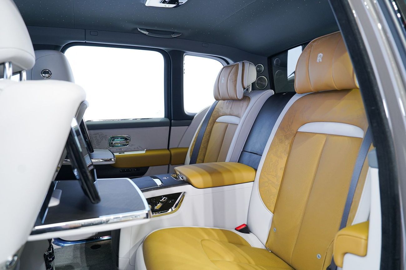 Rolls-Royce Cullinan SILVER BADGE