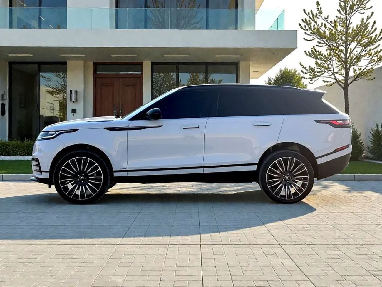 Land Rover Range Rover Velar SR P300 R-Dynamic HSE 2.0L RANGE ROVER VELAR P300 HSE R-DYNAMIC 3.0L TURBO A/T | 2021 | GCC SPECS |