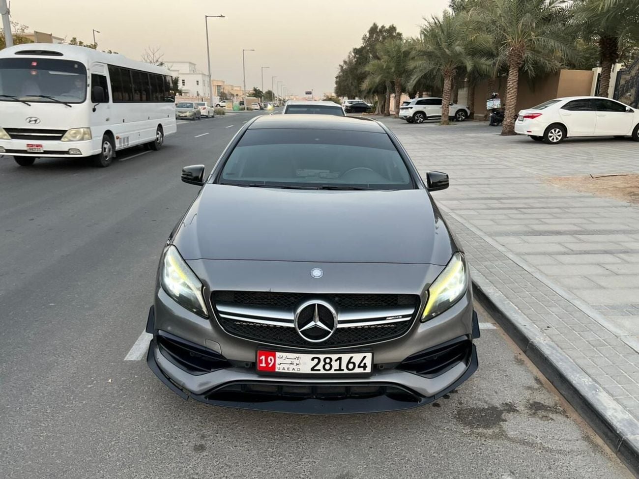 Mercedes Benz A35 AMG مرسيدس-AMG A45 واحدة من أقوى سيارات الهاتشباك الرياضية في العالم. بفضل محركها الجبار رباعي الأسطوانا