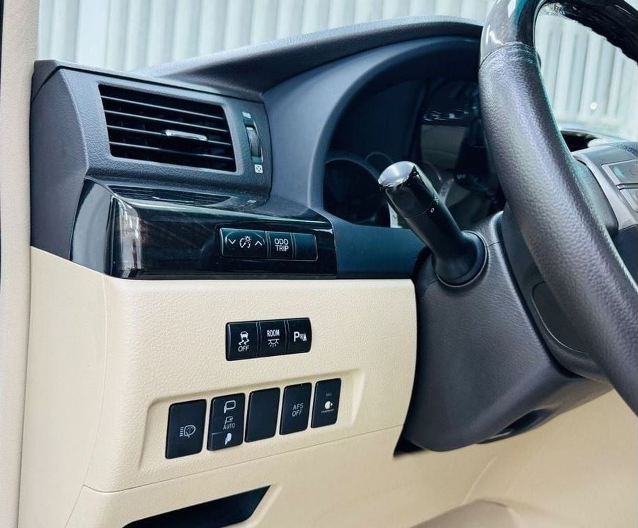 تويوتا ألفارد GCC .. FSH .. Original paint .. V6 .. Top Range .. VIP .