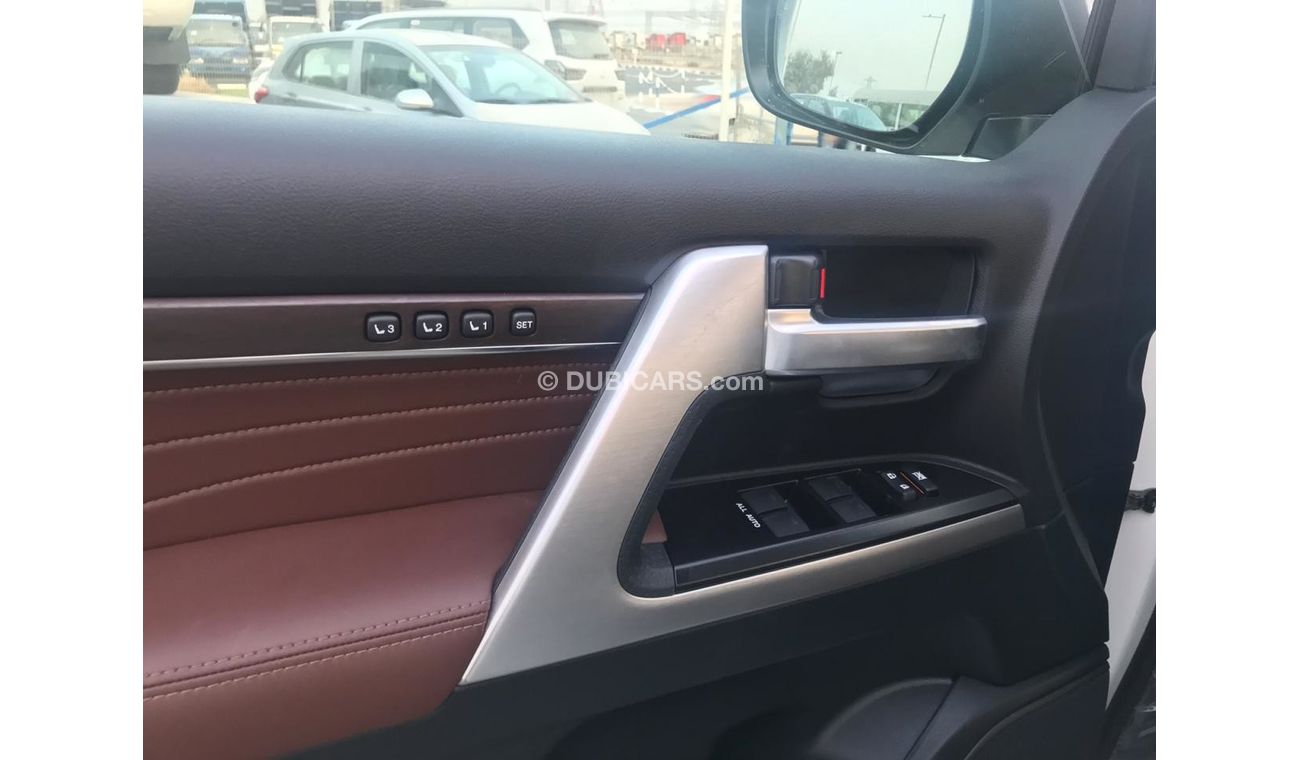 Toyota Land Cruiser VX-S GRAND TOURING S 5.7L V8 PETROL ENGINE