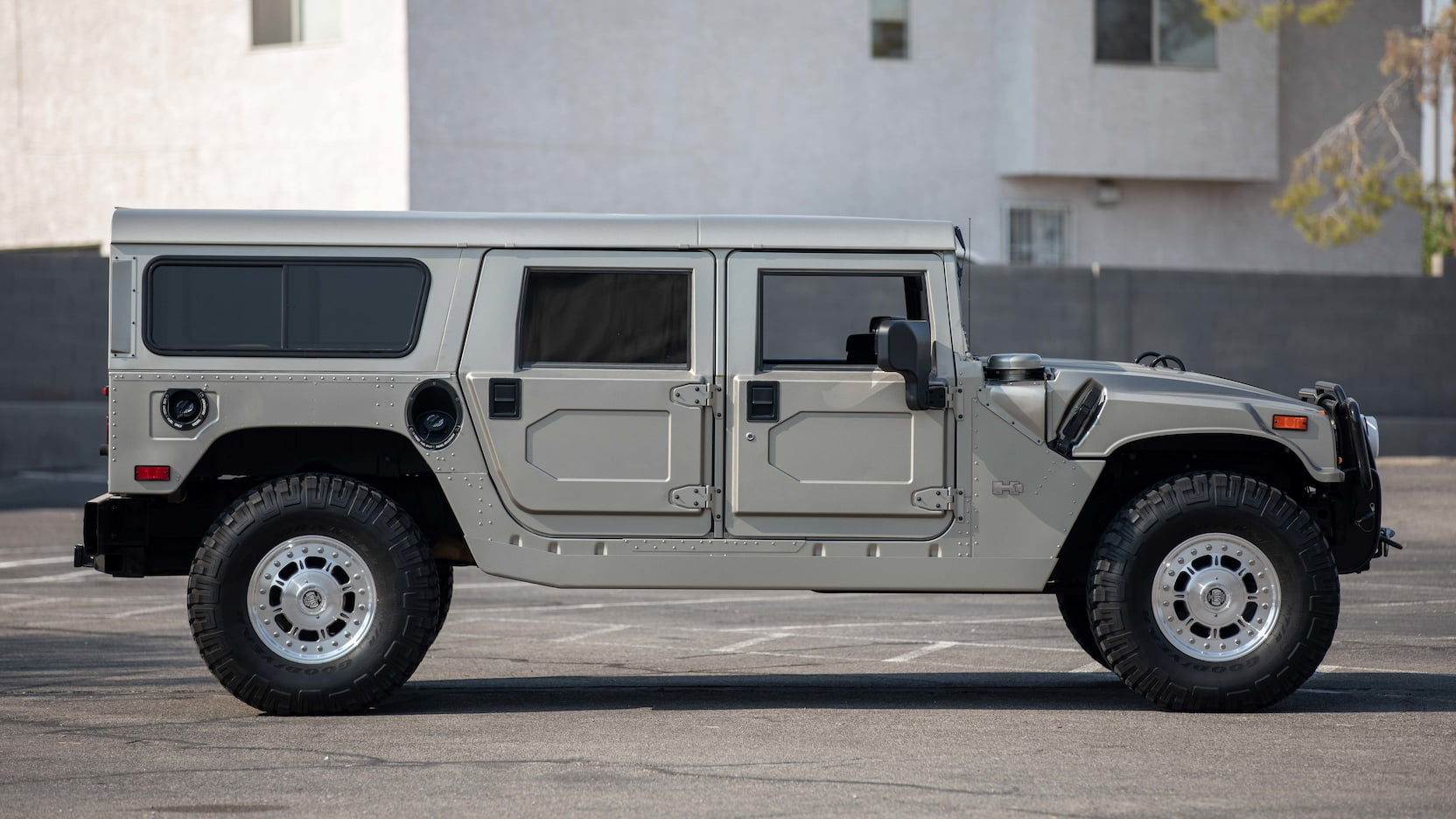 Hummer H1 exterior - Side Profile