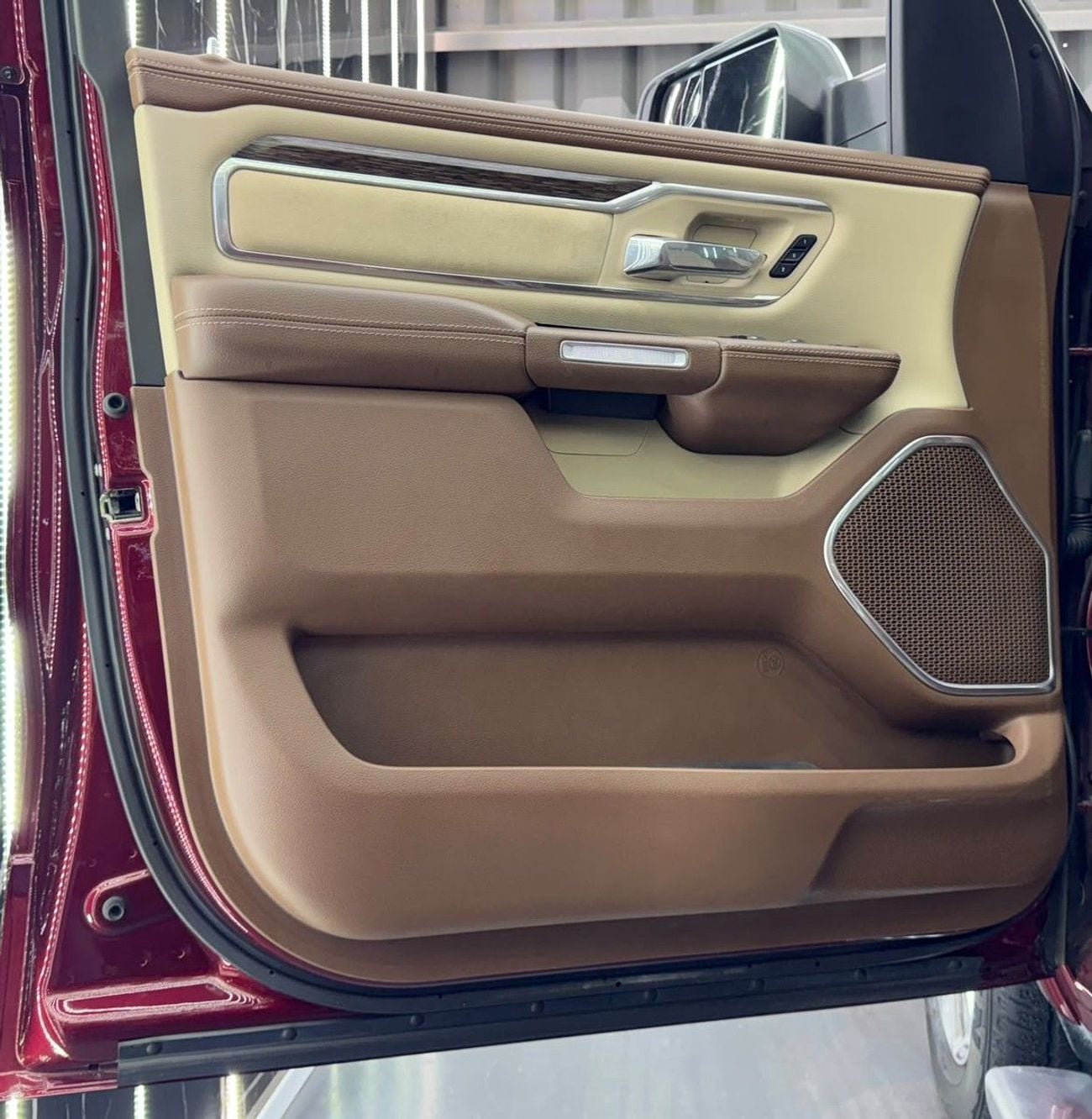 رام 1500 LARAMIE CREW 2020 RAM 1500 Laramie 5.7L HEMI V8 | 4x4 | GCC Ready | Luxury Pickup