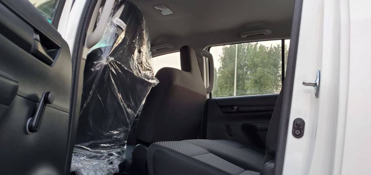 تويوتا هيلوكس double cabin 2.4 Diesel ,,,4X4,,, white color Black interior 2026 Basic option