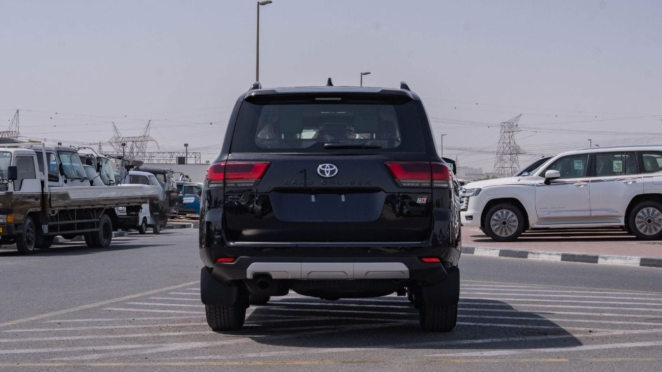 تويوتا لاند كروزر 2026 Toyota Land Cruiser 300 GR-Sport 3.5L AT Petrol (Black-red)