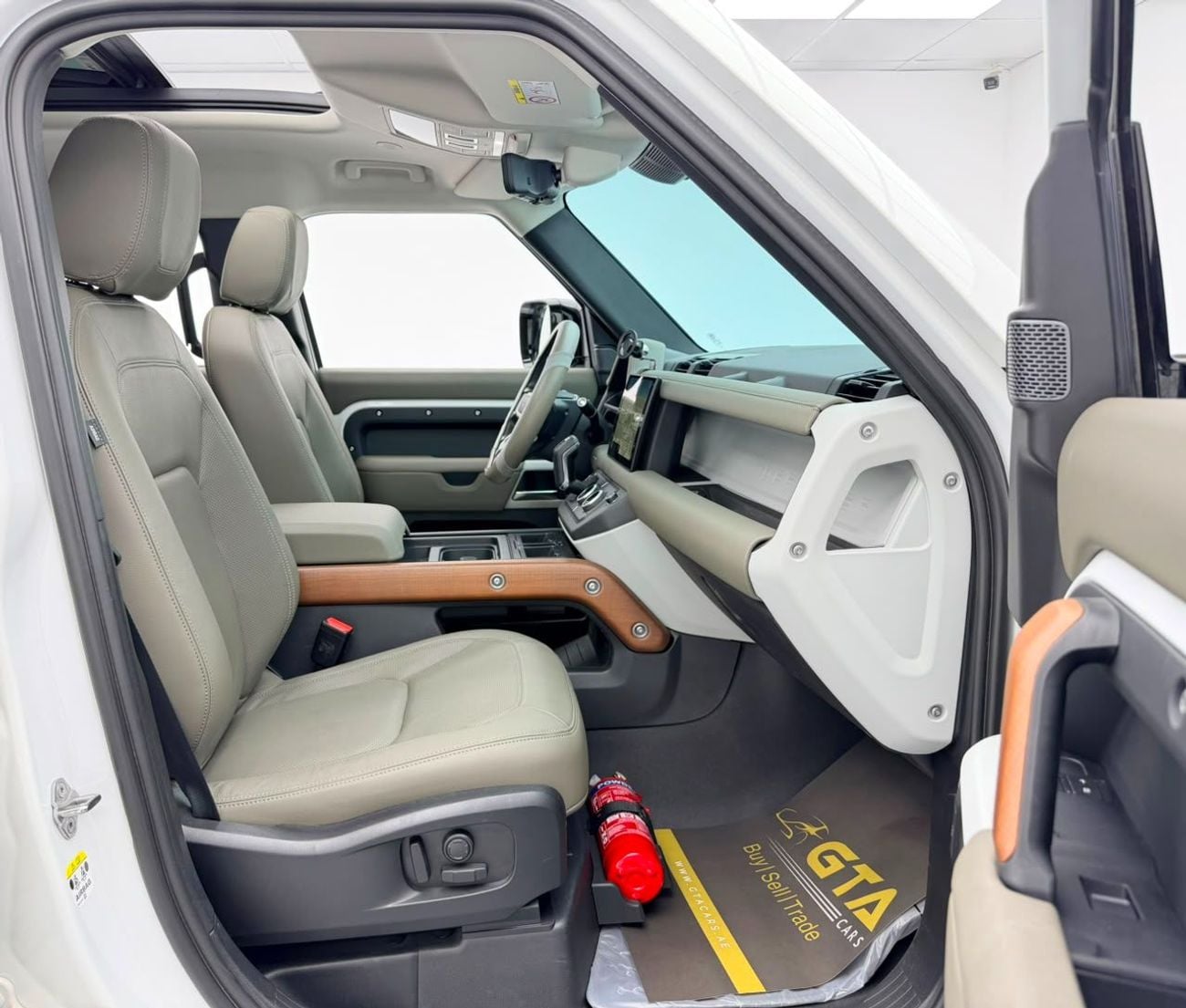 لاند روفر ديفندر 110 2024 Land Rover Defender 110 SE P300, Feb/2029 Land Rover Warranty + Service Pack, Full Service Hist