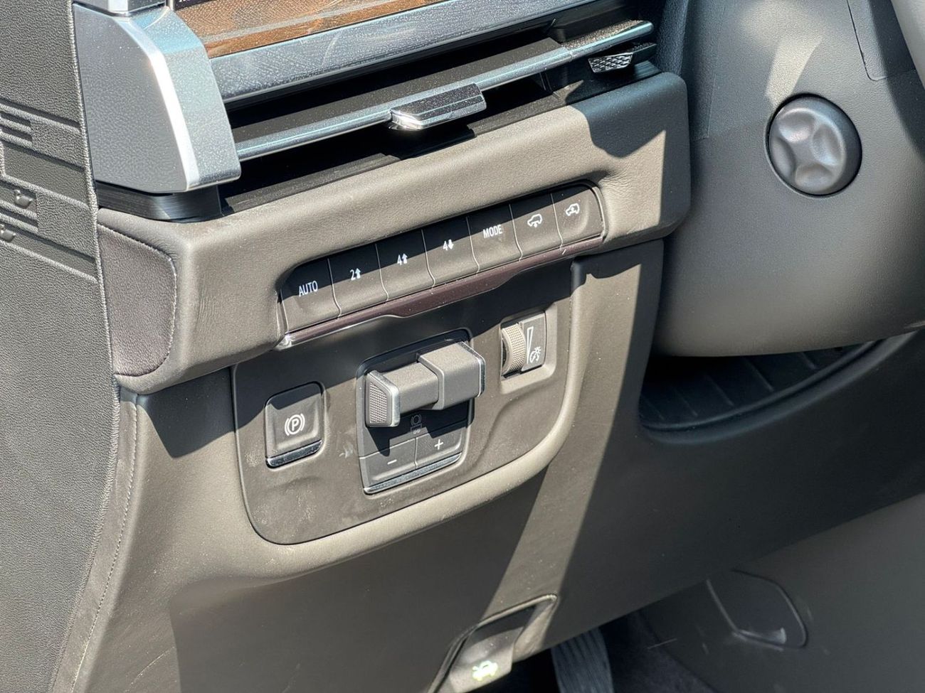 Cadillac Escalade CADILLAC ESCALADE ESV EXECUTIVE LWB 2025