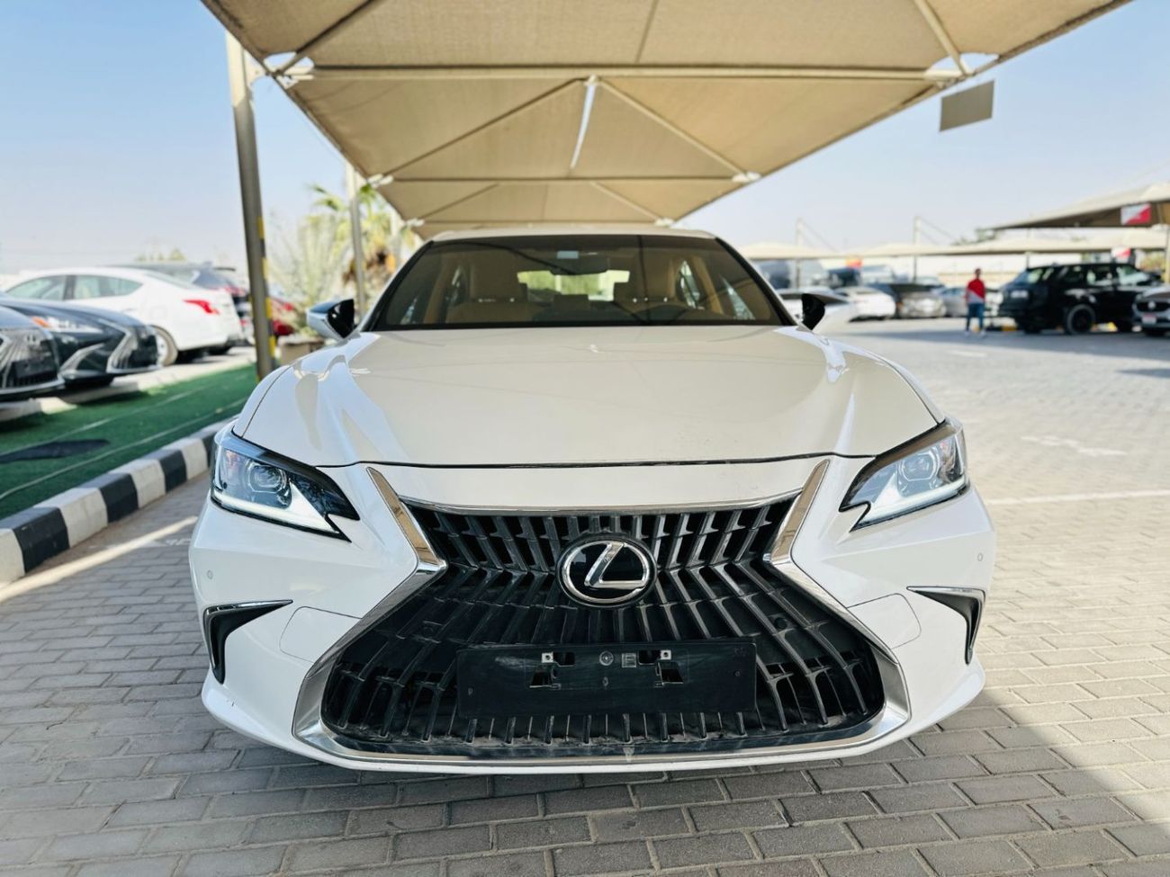 لكزس ES300h 2023 Lexus ES 300H - White inside Brown