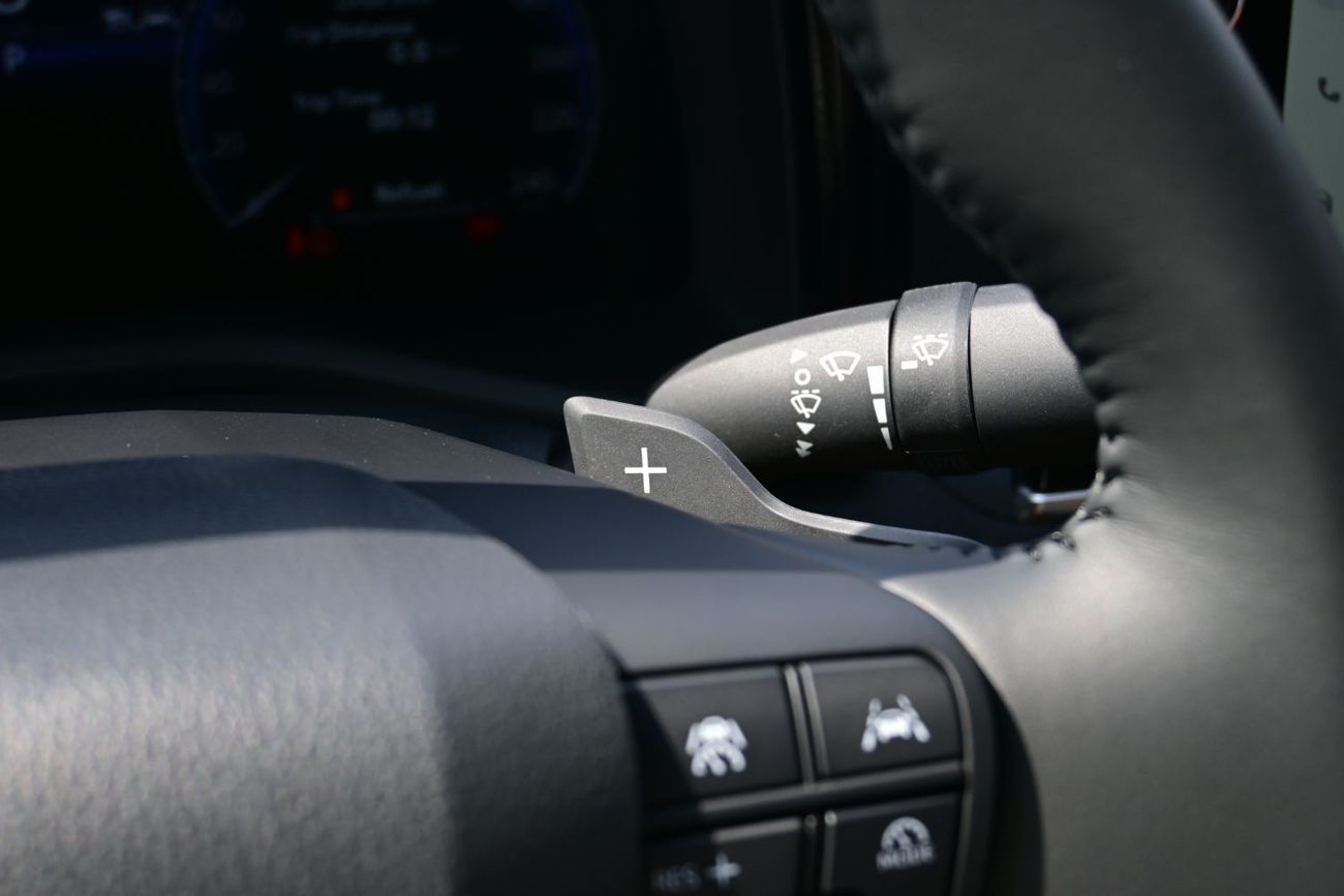 تويوتا كامري Toyota Camry Limited 2.5L Hybrid, Model 2025, Color White