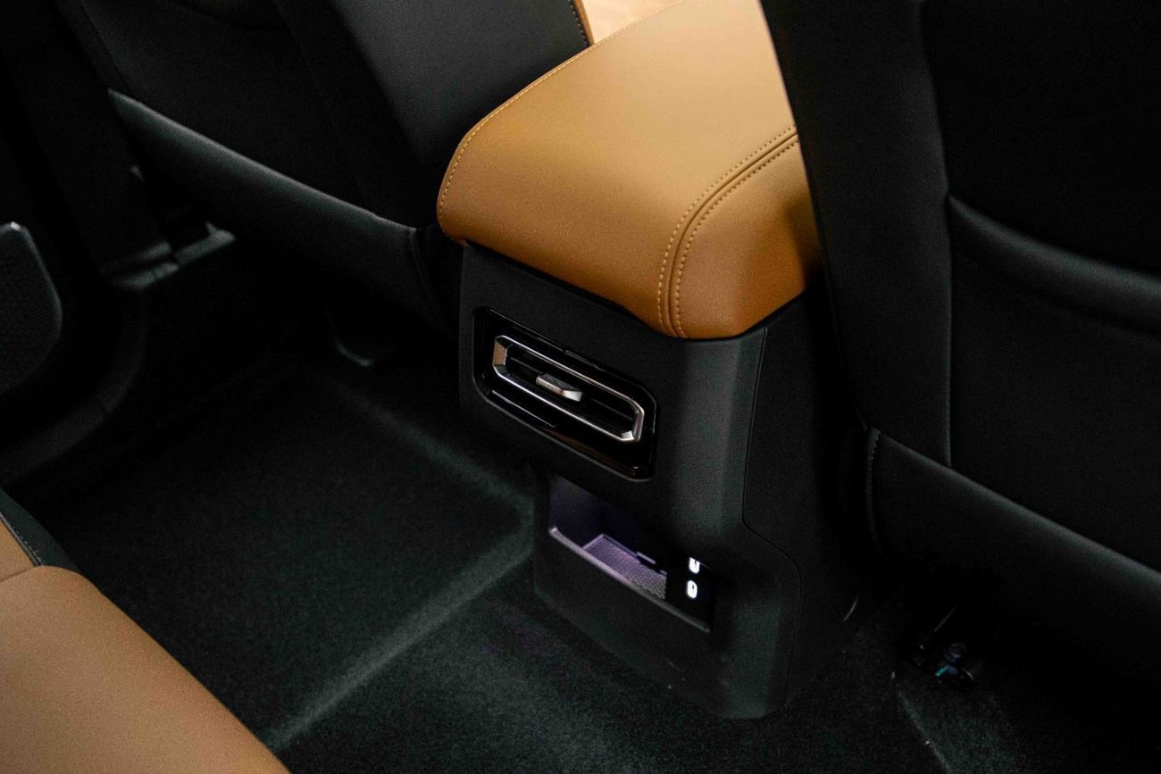 باو 212 T01 Adventurer 2.0L – Black Inside Brown