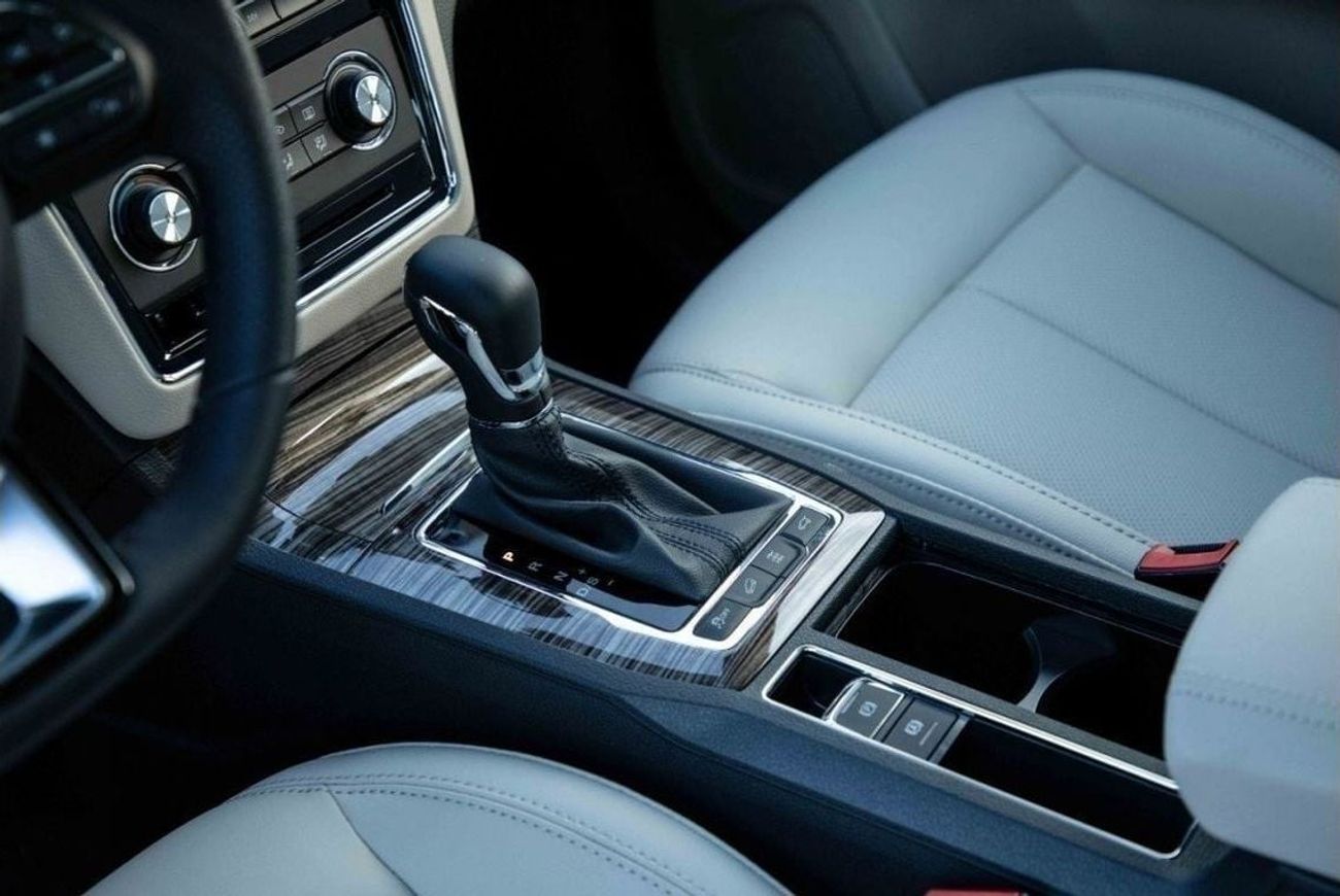 أم جي RX5 2023 MG RX5 2.0 AWD LUXURY - أسود من الداخل بيج