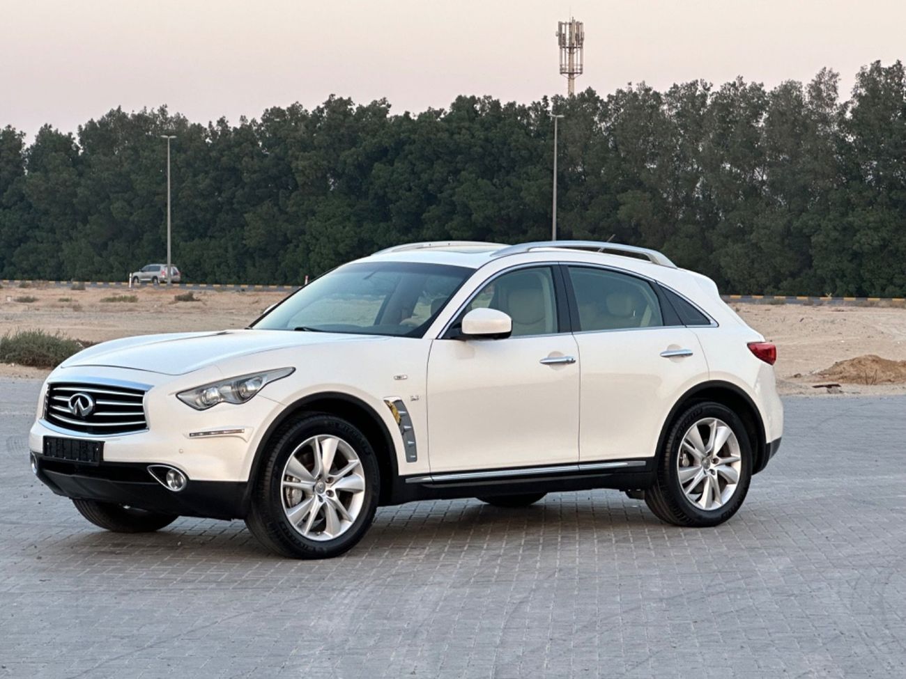 Infiniti QX70 MODEL 2017 GCC CAR PERFECT CONDITION INSIDE AND OUT SIDE FULL OPTION SUN ROOF LEATHER SEATS 5 camera