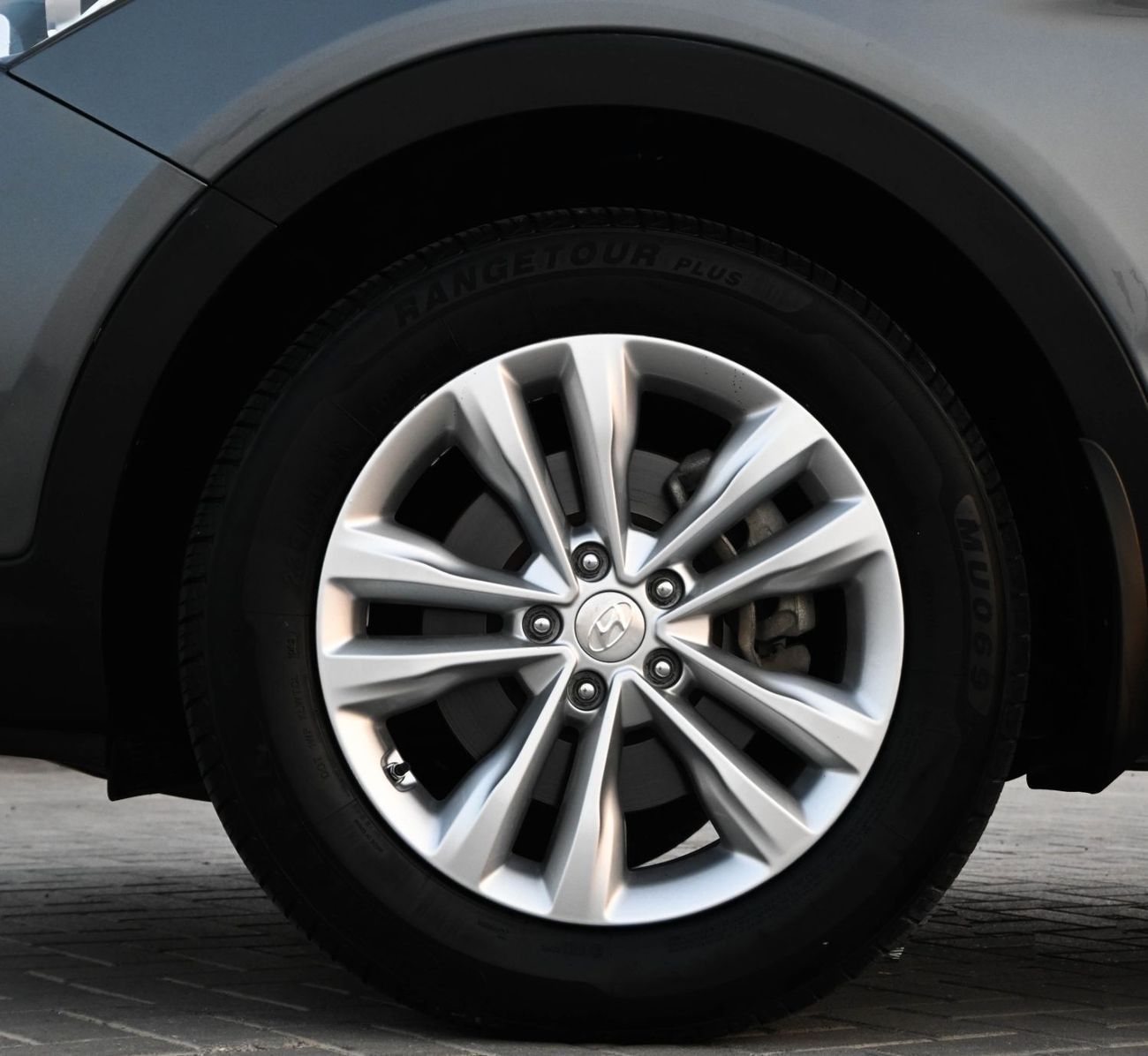 Hyundai Santa Fe HYUNDAI SANTAFE _ GL 2.4L _ GCC IN EXCELLENT CONDITION