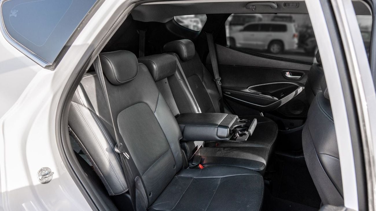 Hyundai Santa Fe 2016 Hyundai Santa Fe 3.3L AT Petrol (White)