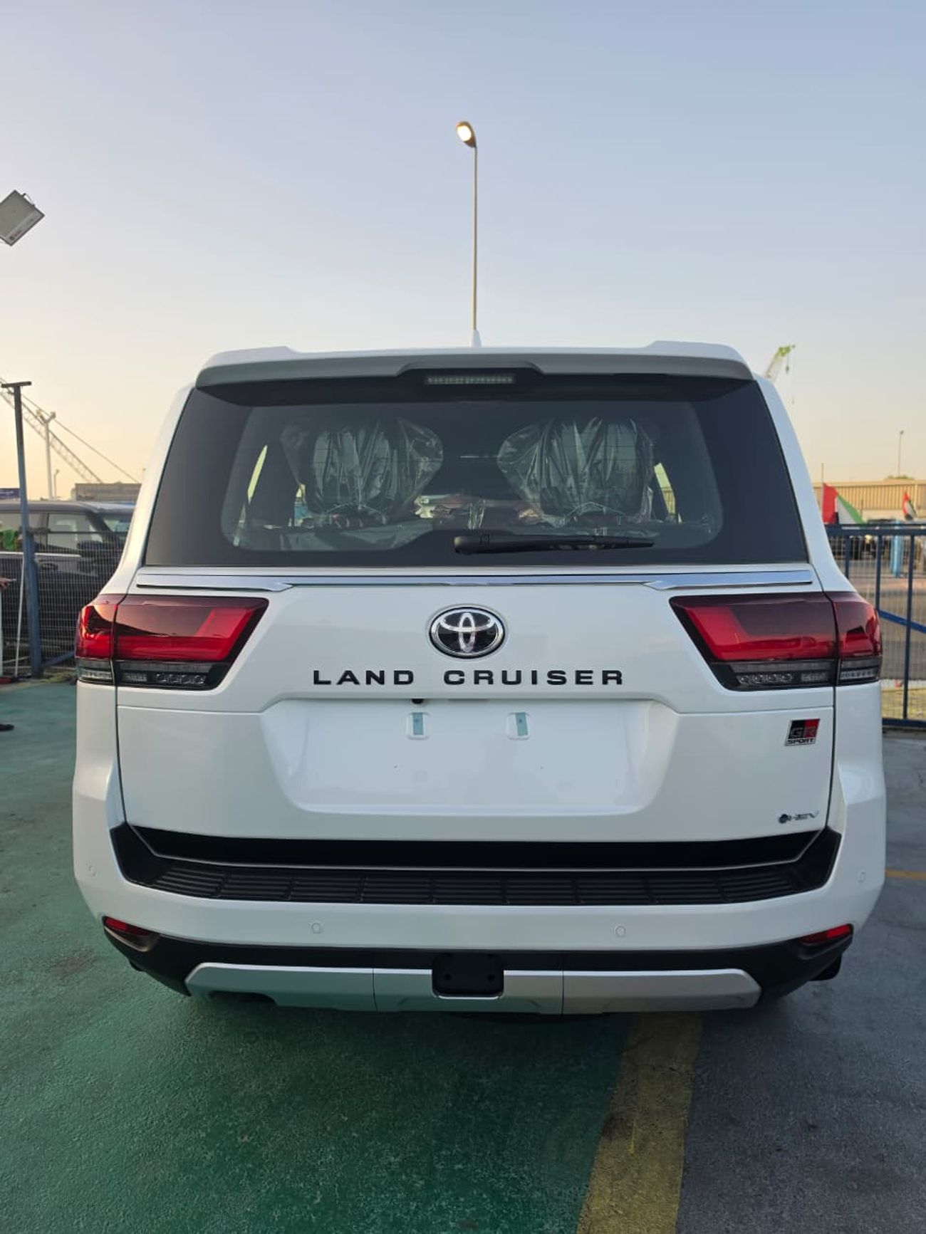 تويوتا لاند كروزر GR SPORT Toyota Land Cruiser LC300 GR Hybrid 2026 – فل أوبشن | أبيض خارجي | داخلية أحمر وأسود