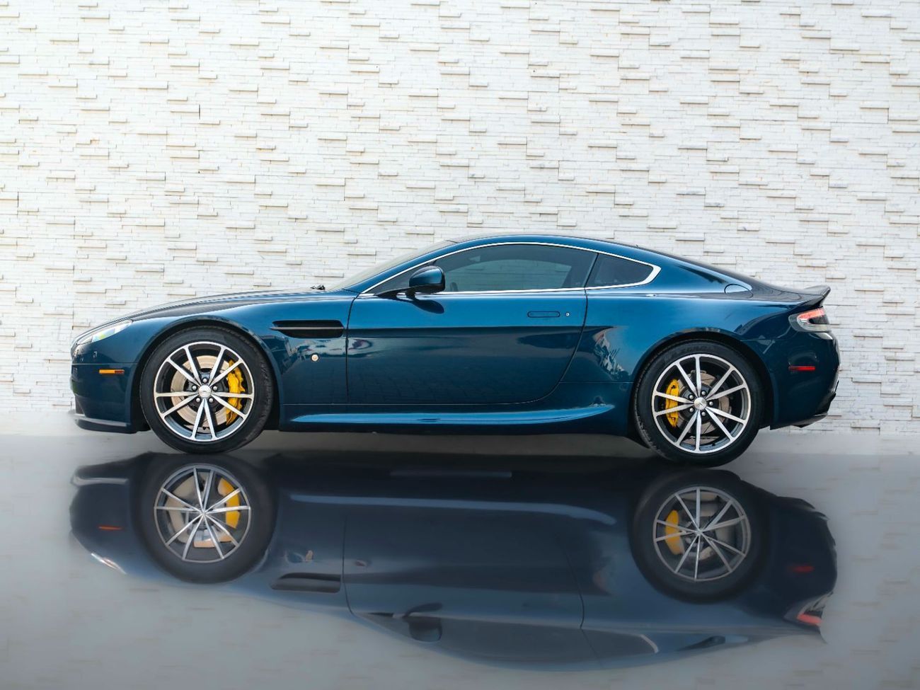 أستون مارتن فانتيج V8 4.7L