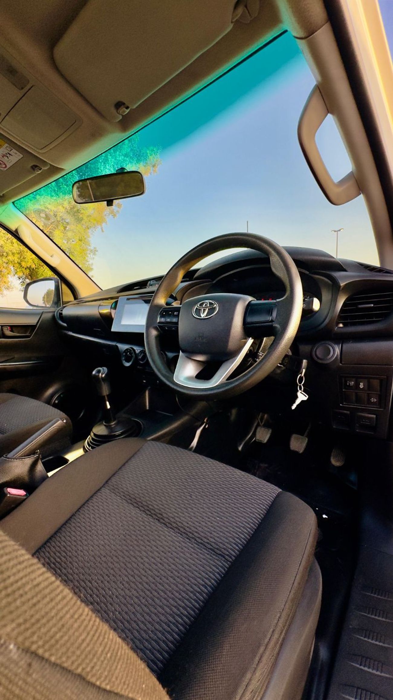 Toyota Hilux HEAVY-DUTY BULL BAR | 2.4L DIESEL ENGINE | MANUAL TRANSMISSION | 4WD