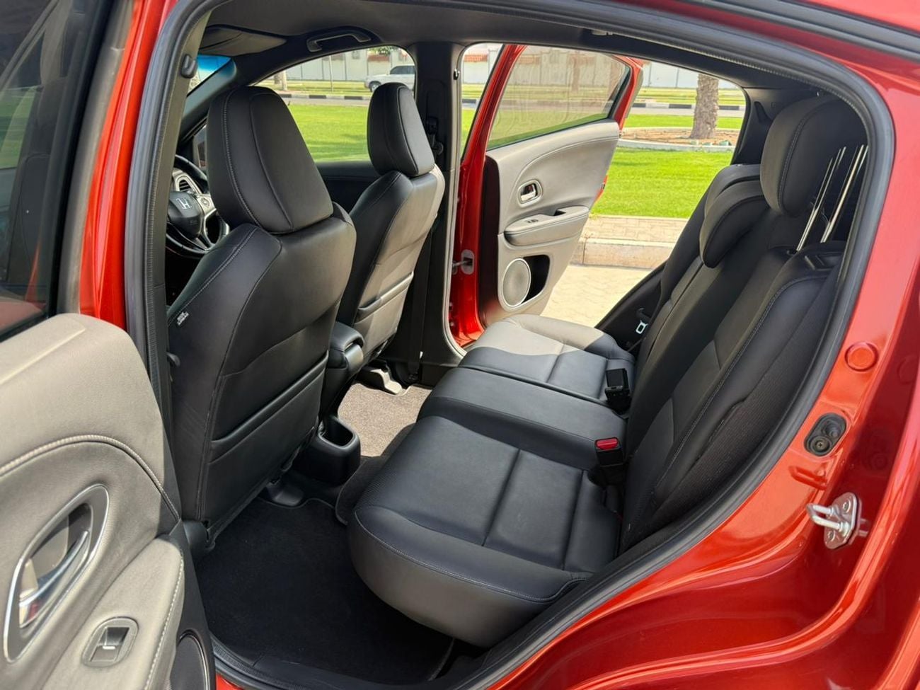 هوندا HRV RS 1.8L v4 petrol engine RHD 2WD Automatic transmission 5 Seats Suv with 5 doors