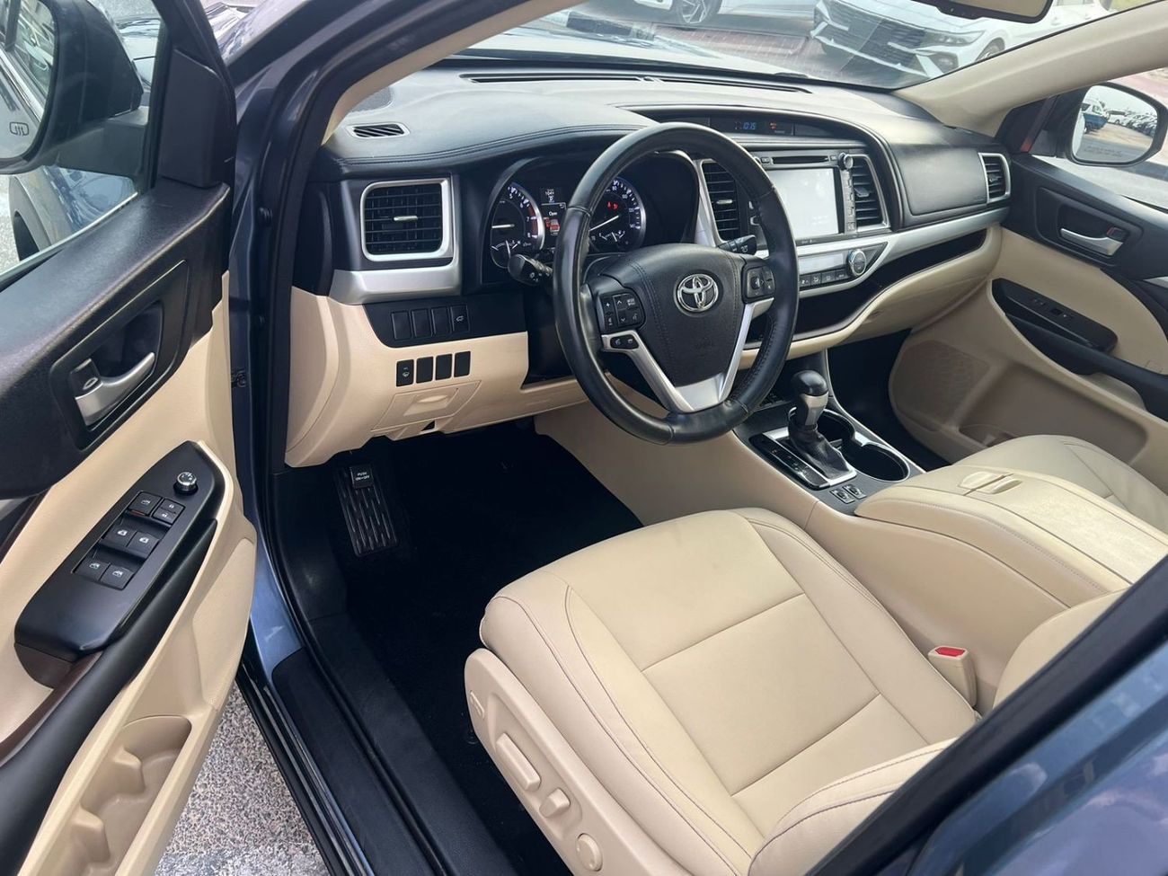 تويوتا هايلاندر 2015 TOYOTA HIGHLANDER XLE - 4x4 - 63500 mileage- SUNROOF 7 SEATER ELECTRIC SEATS -LEATHER SEATS - P