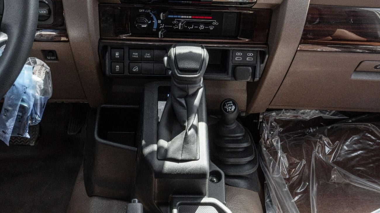 تويوتا لاند كروزر بيك آب 2026 Toyota Land Cruiser LC79 4.0L AT Petrol Full Option (White-Brown)