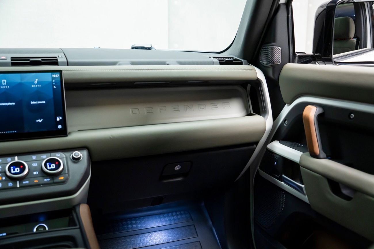 Land Rover Defender 