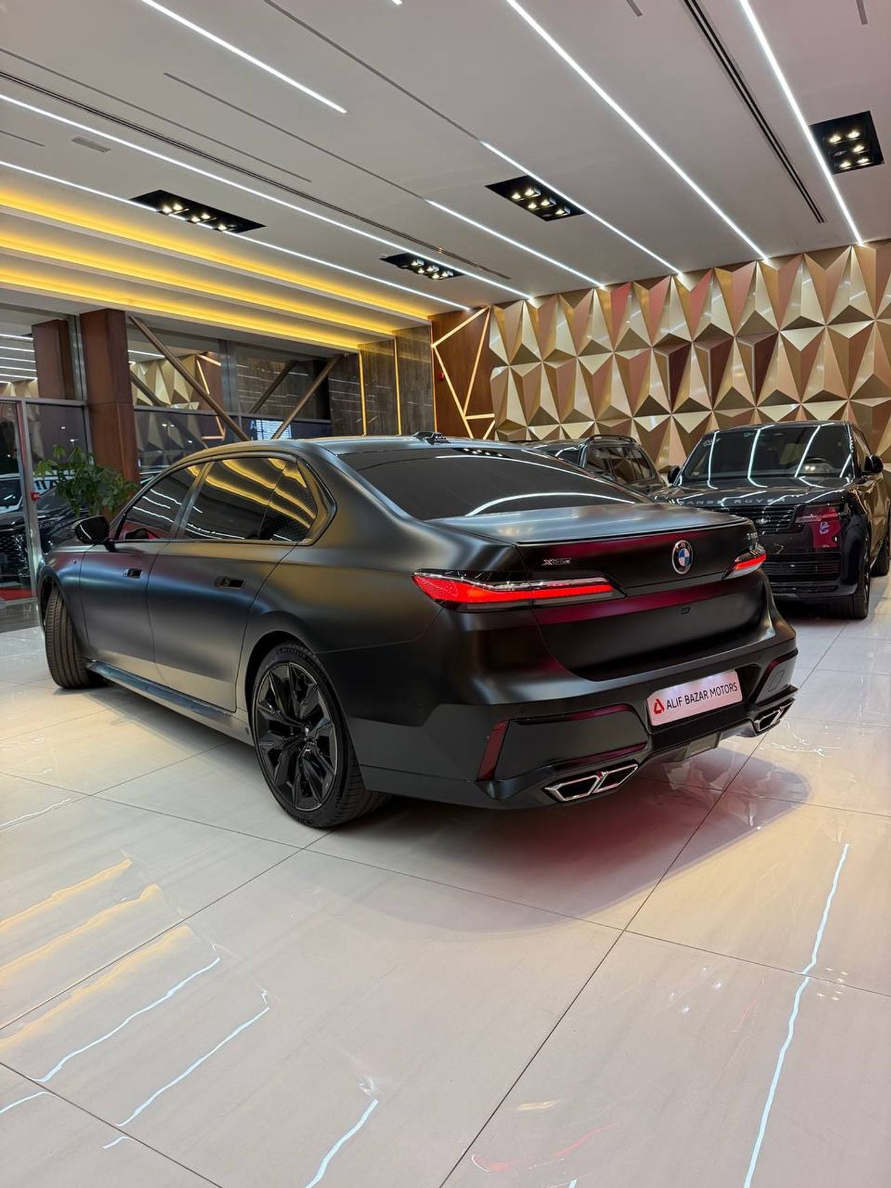 بي أم دبليو 760i 4.4L · 8 Cyl · Automatic · Petrol · Sedan · All Wheel Drive · 5 Seats · 4 Door