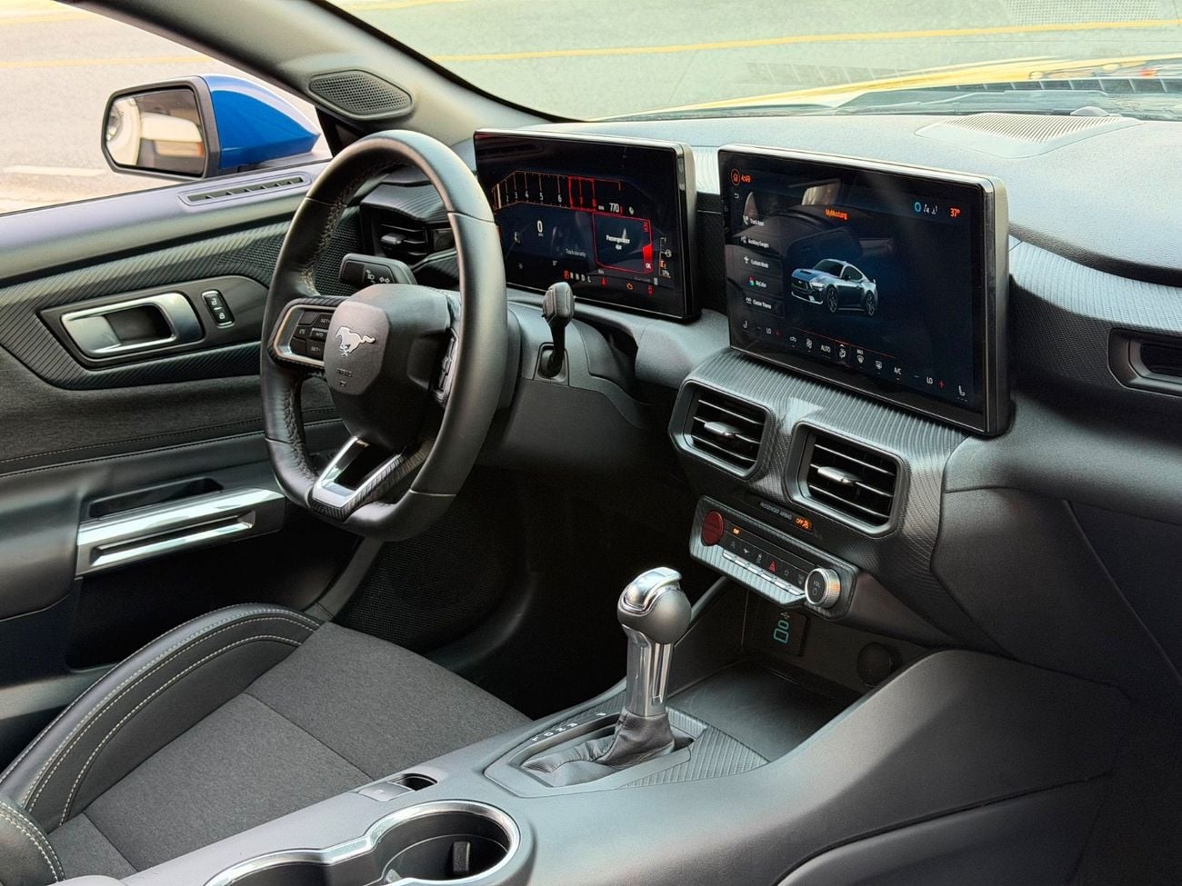 Ford Mustang PREMIUM ECO BOOST / LOW MILEAGE/BIG SCREEN / RADAR/LANE DEPARTURE/BLIND SPOTS/ IN PERFECT CONDITION