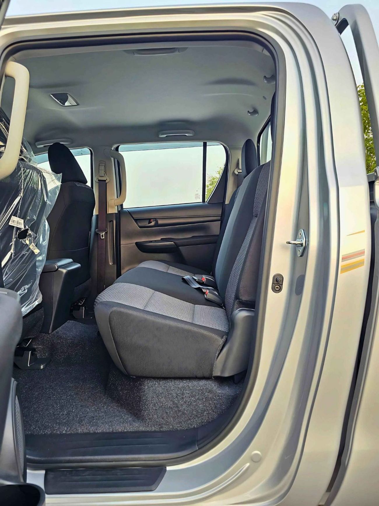 Toyota Hilux DOUBLE CABIN / BASIC WITH PWR WINDOWS /2.4L DIESEL A/T 4WD/CODE#HD