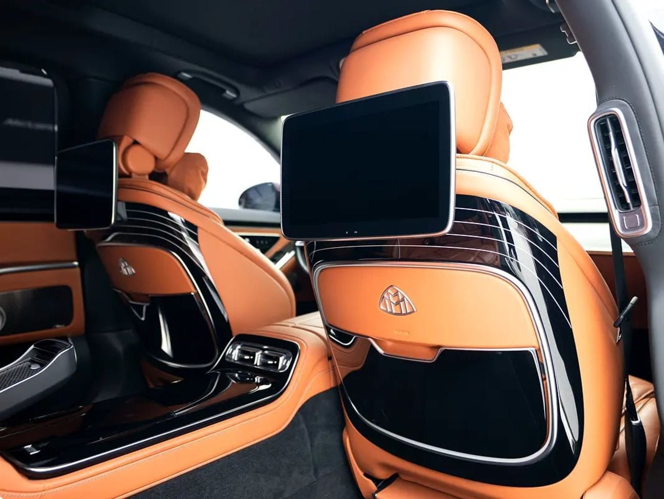 مرسيدس مايباخ S680 مايباخ 4 MATIC GCC SPECS | FIRST-CLASS 4-SEAT REAR CABIN | V12