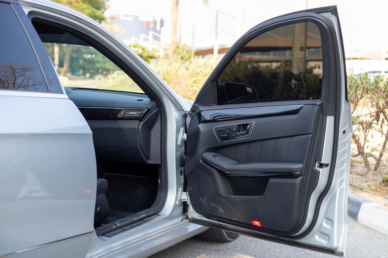 مرسيدس بنز E 350 Mercedes-Benz E350 2010, 3.5L V6, Automatic, RWD. Mileage: 180,000 km. Excellent condition inside an