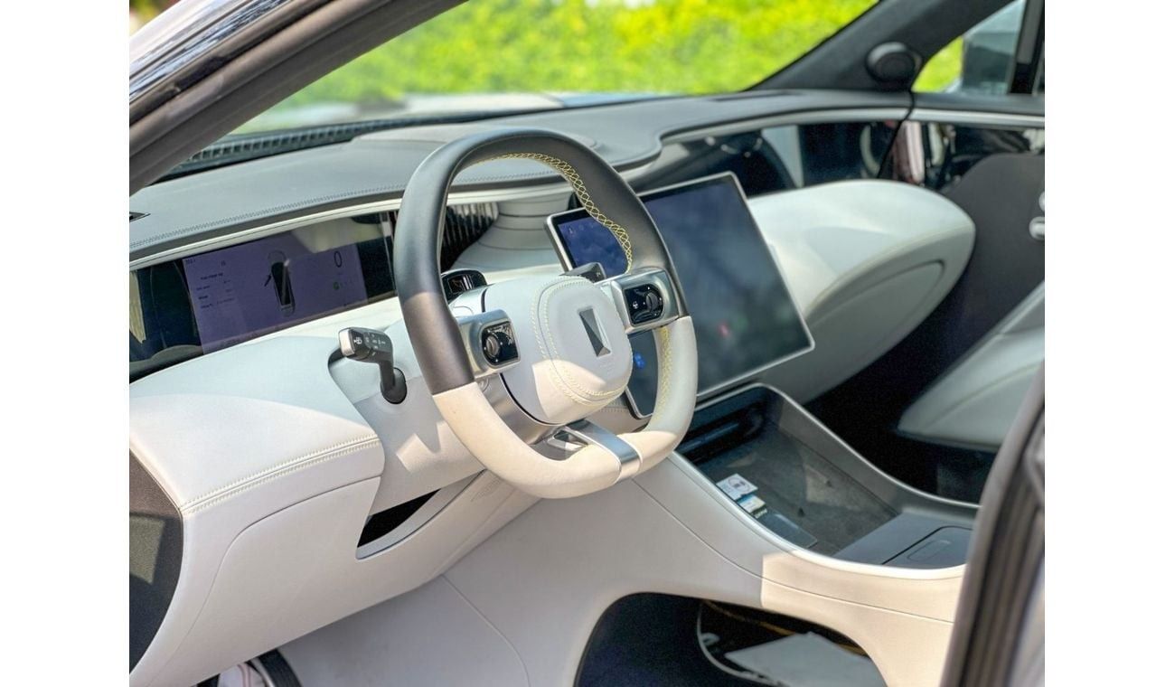 Avatr 11 2023 USED AVATR 11 AWD (12,000 )/ 90 kW.h / 599 HP / RANGE (580 KM) / WARRANTY & SERVICE