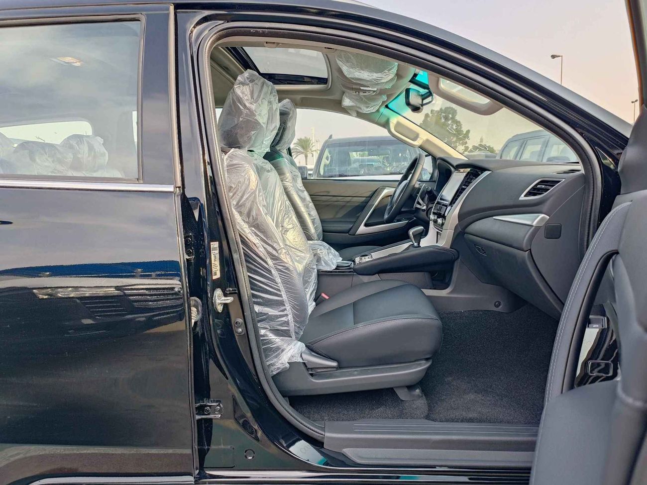 Mitsubishi Montero Sports / 3.0L /  Leather Seats / Push Start / Sunroof  / 4WD (CODE # 67942)