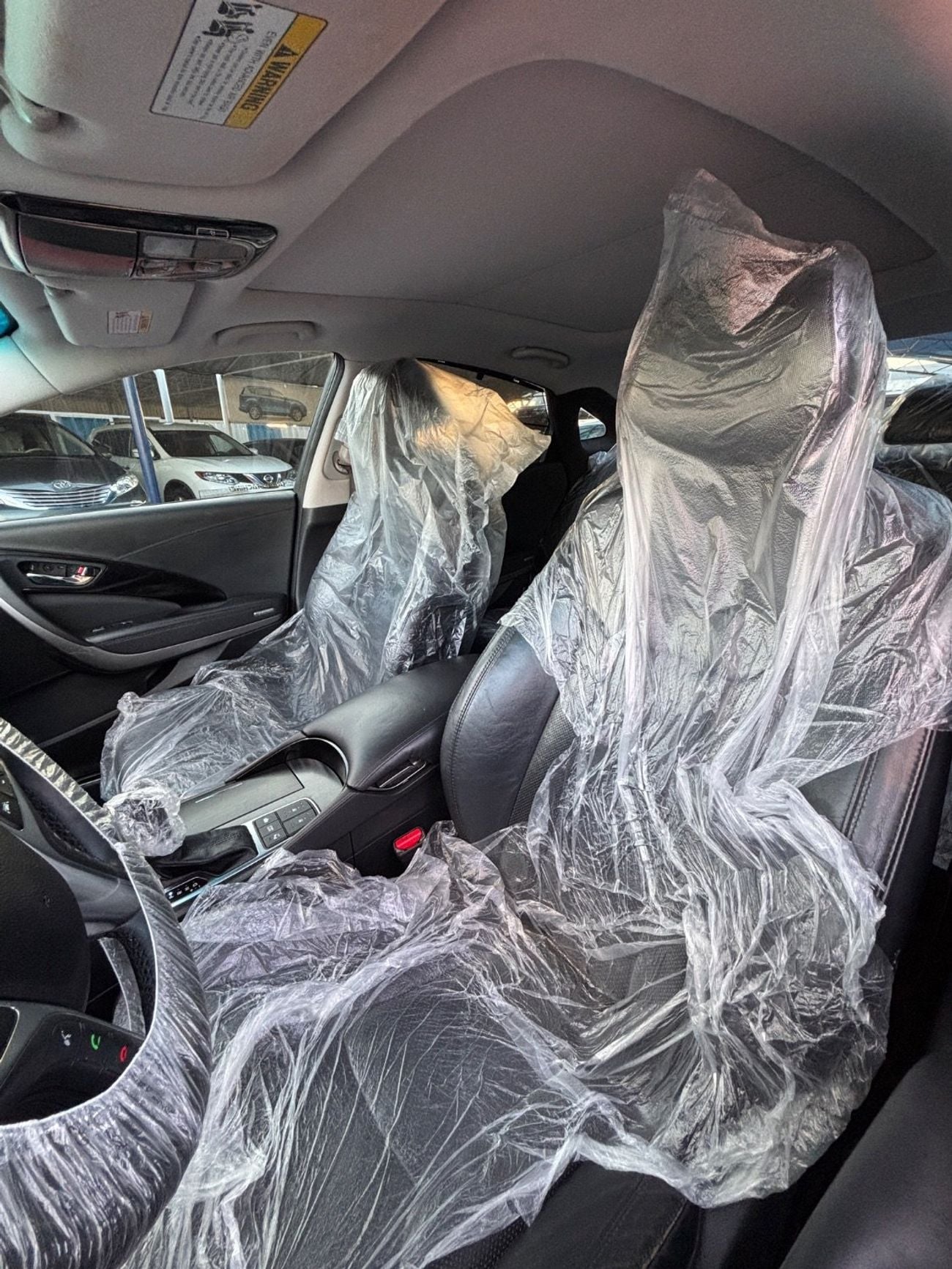 هيونداي أزيرا The 2016 Hyundai Azera Limited Edition is a full-size sedan that offers a blend of luxury and comfor