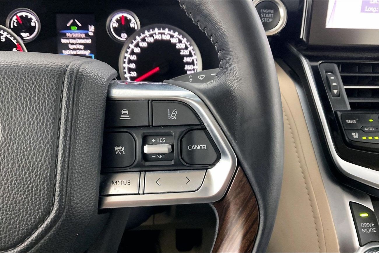 تويوتا لاند كروزر GXR | National Day Celebration | شامل الضمان | 0 ﺪﻔﻋﺓ ﺃﻮﻟﻯ