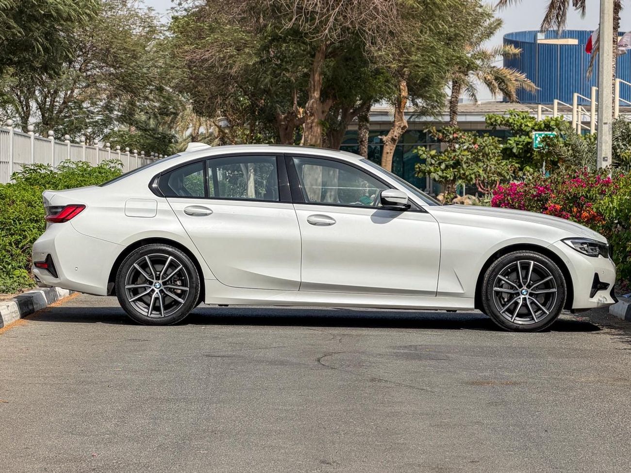 بي أم دبليو 330i Exclusive 2.0L (255 HP)