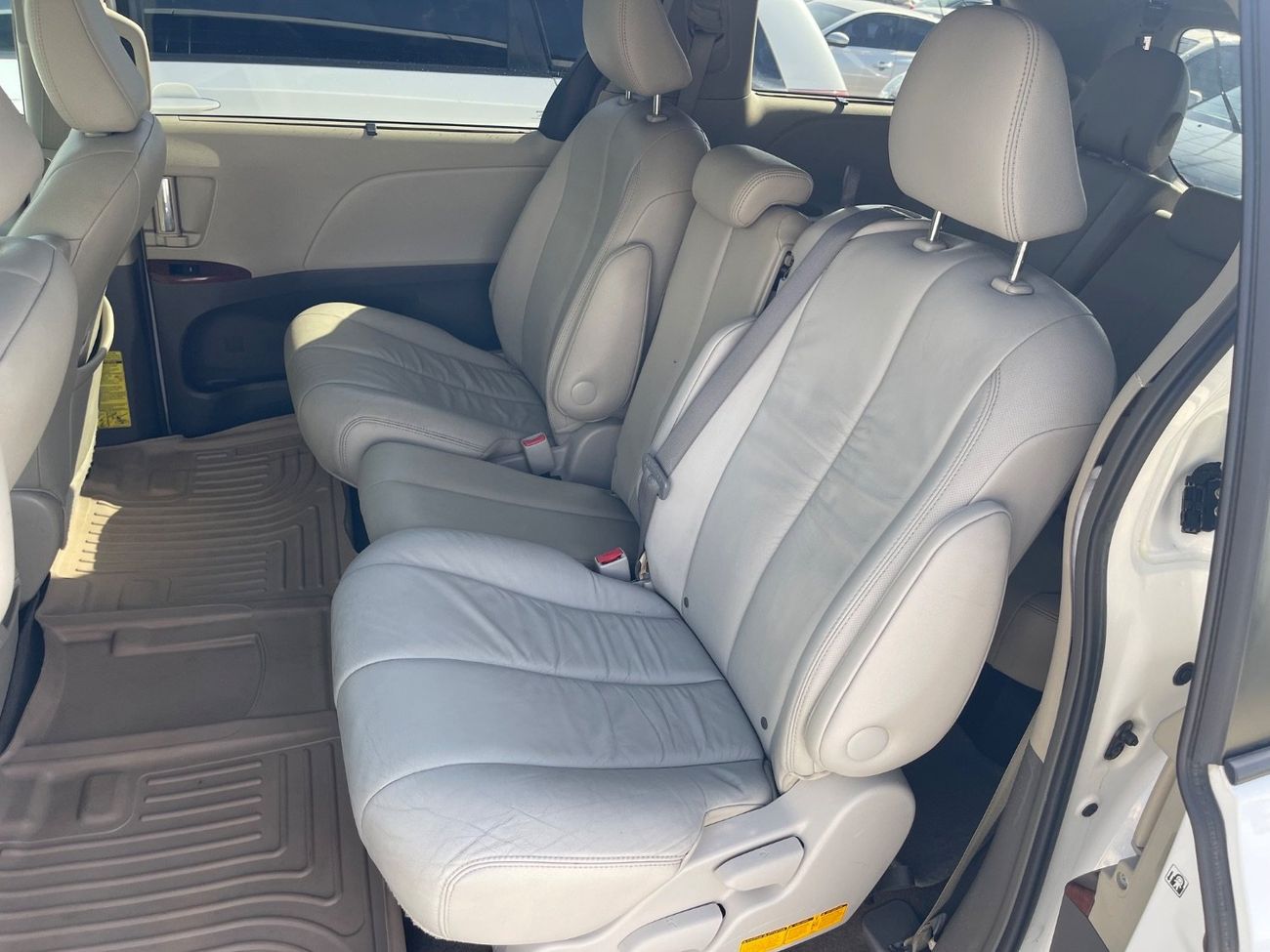 تويوتا سيينا XLE Full Option VCC paper