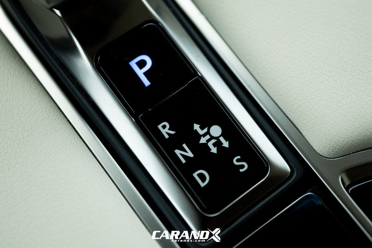 Lexus LM 350h Lexus LM 350H 2.5L Petrol Automatic Transmission 2025