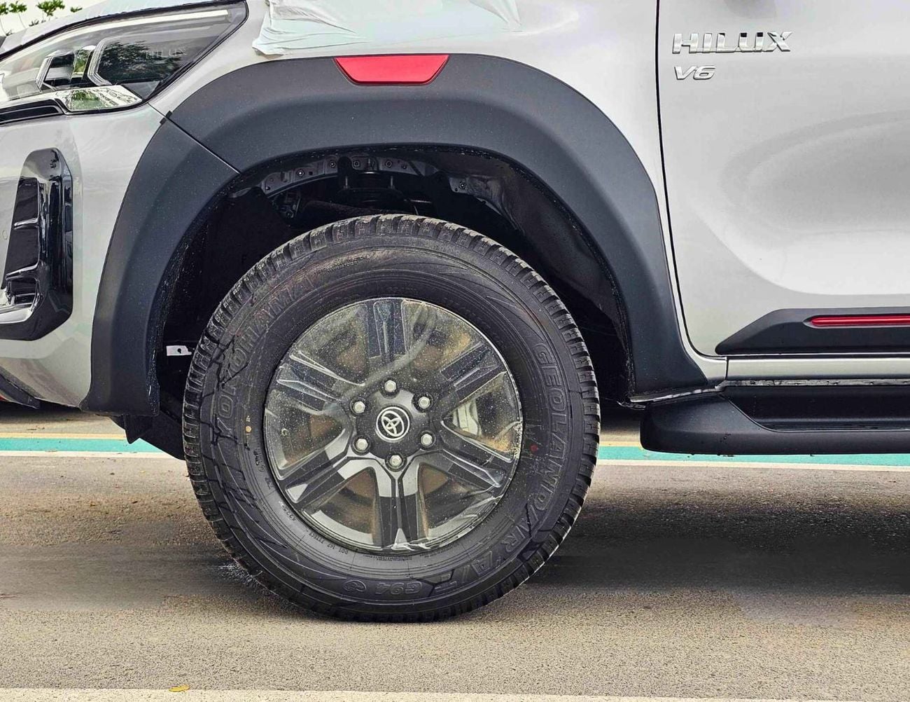 تويوتا هيلوكس SR5 TRD WOOD INTERIOR W VISOR / 4.0L PETROL V6 4WD / BLIND SPOT /REAR CHROME BUMPER / DVD+CAMERA (CO