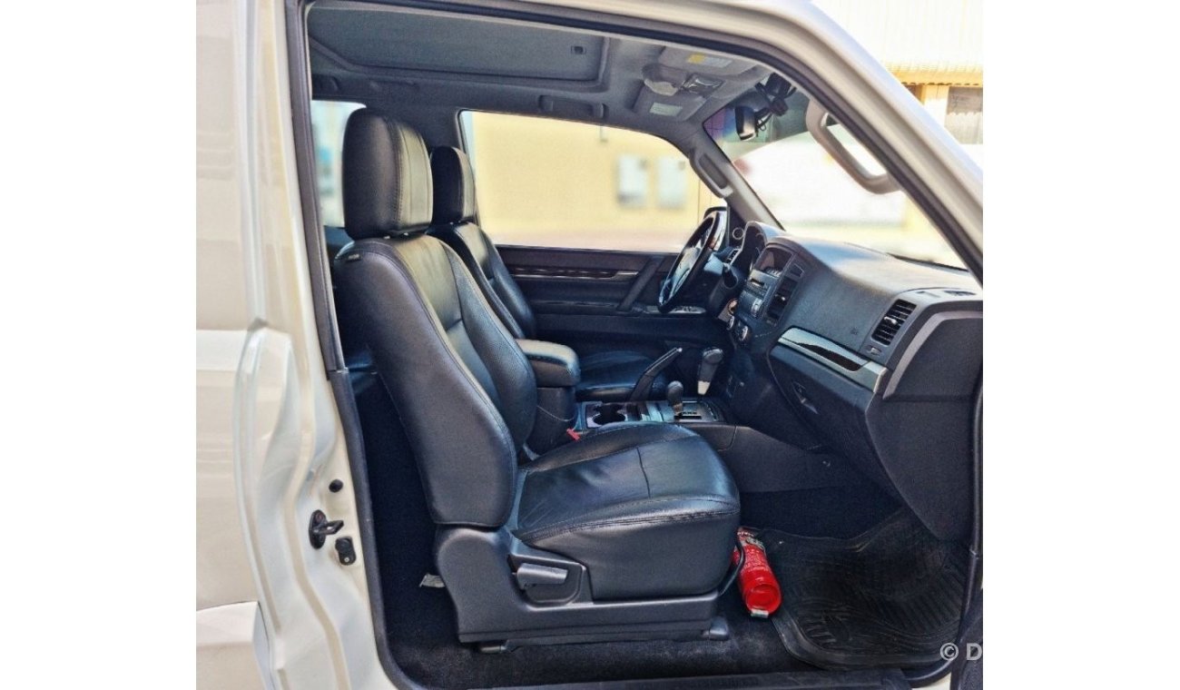 ميتسوبيشي باجيرو 3.8L Full option - V6 - Gls - Sunroof - Leather Interior - Single Door - Perfect condition