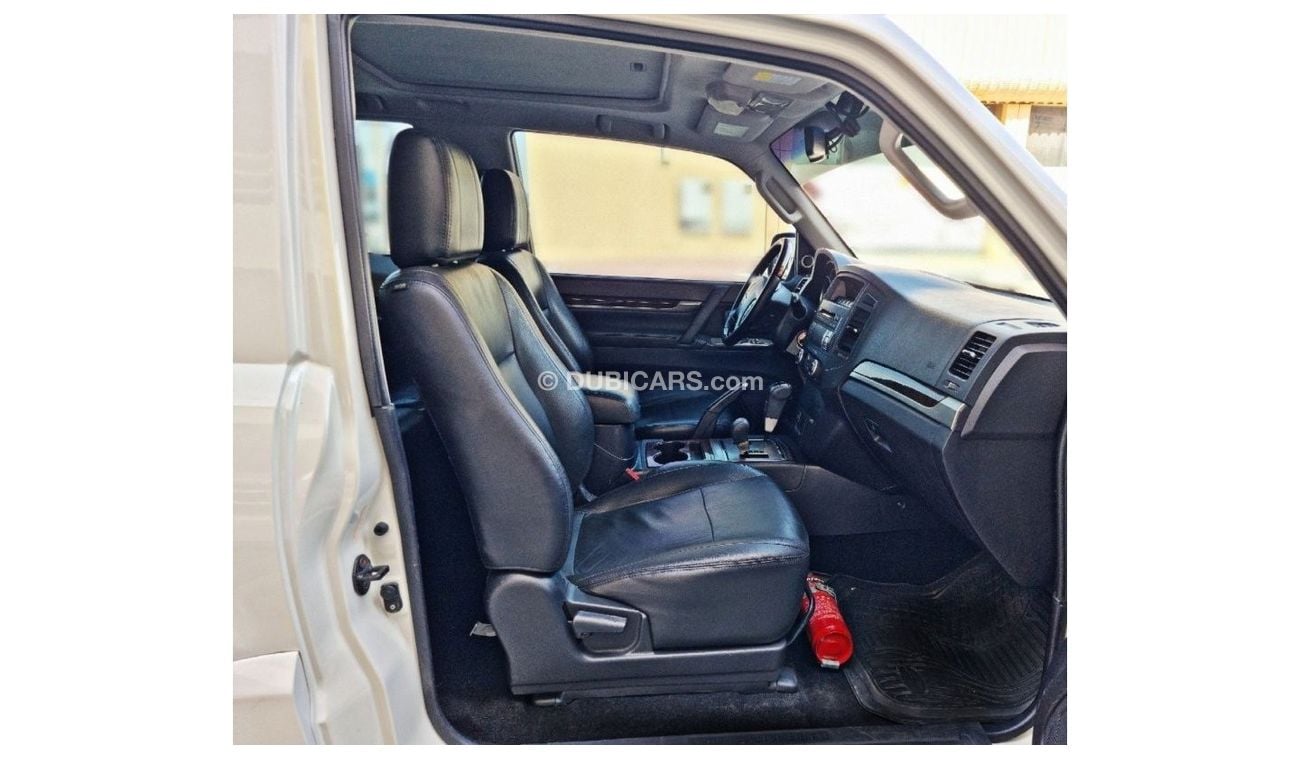 ميتسوبيشي باجيرو 3.8L Full option - V6 - Gls - Sunroof - Leather Interior - Single Door - Perfect condition