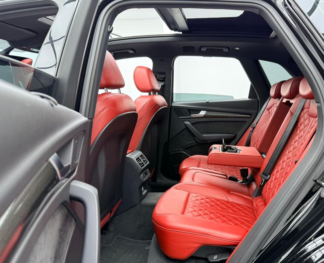 أودي SQ5 2018 Audi SQ5 Quattro, Full Service History, Carbon Fiber Interior, Excellent Condition, GCC