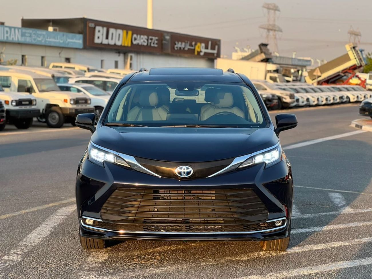 تويوتا سيينا  2024 Toyota Sienna XLE Hybrid Full Option 2.5L V4 - 7 Seater Doors Full Auto With Radar - Rear Camer
