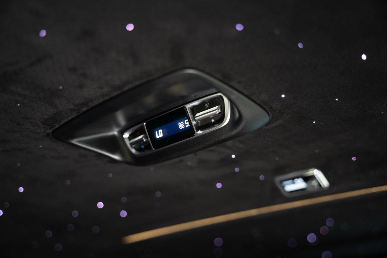 مرسيدس بنز V 300 NEW 2025 MODEL FACELIFT LUXURY EDITION MERCEDES GCC V300 with ADDITIONAL REAR AC - 2 YEARS WARRANTY