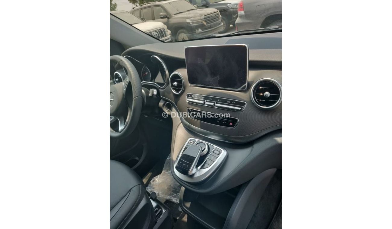 Mercedes-Benz Viano V250 Avantgarde Long Wheel Base 6 seater VAN with Table