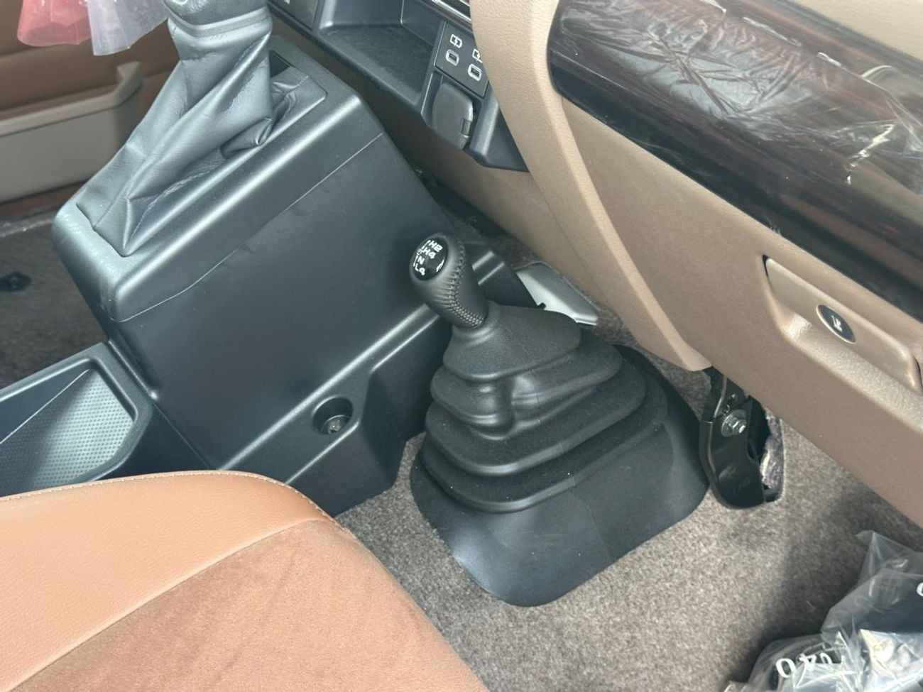 Toyota Land Cruiser 70 LX 2.8L  2025  LC76-Z 2.8 DSL  White/tan