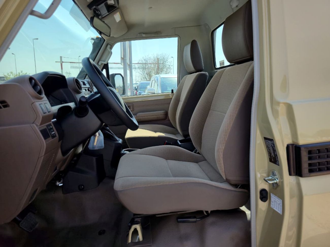 Toyota Land Cruiser Pick Up TOYOTA LC79 SINGLE CABIN PETROL 4.0 - A/T - STD - E - DIFF LOCK - 2025 MODEL - BEIGE INSIDE BEIGE - 