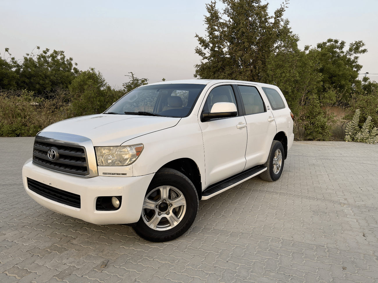 Toyota Sequoia Limited Toyota Sequoia   MODEL 2012  V8     L5,7   Excellent Condition (GCC  _ SPEC) - VERY GOOD CON