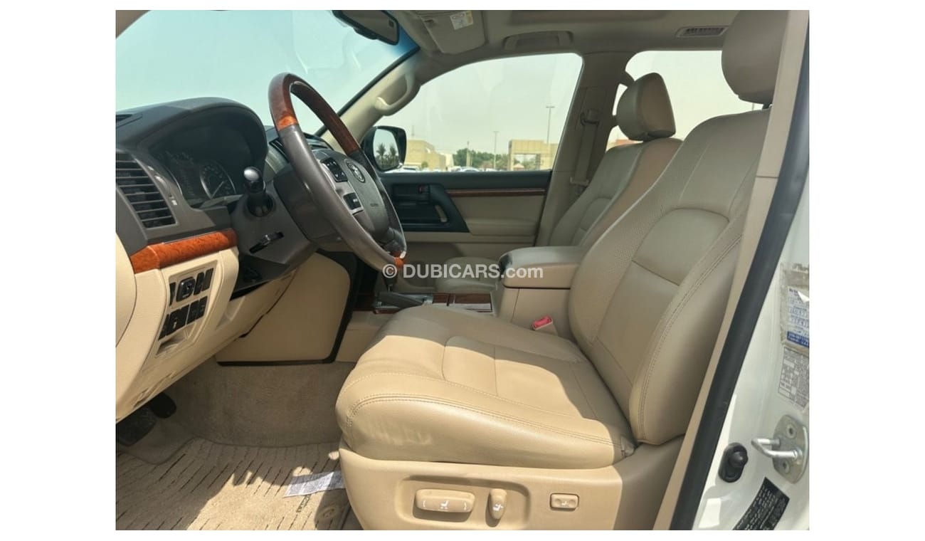 Toyota Land Cruiser MODEL 2014 GCC CAR PERFECT CONDITION INSIDE AND OUTSIDE