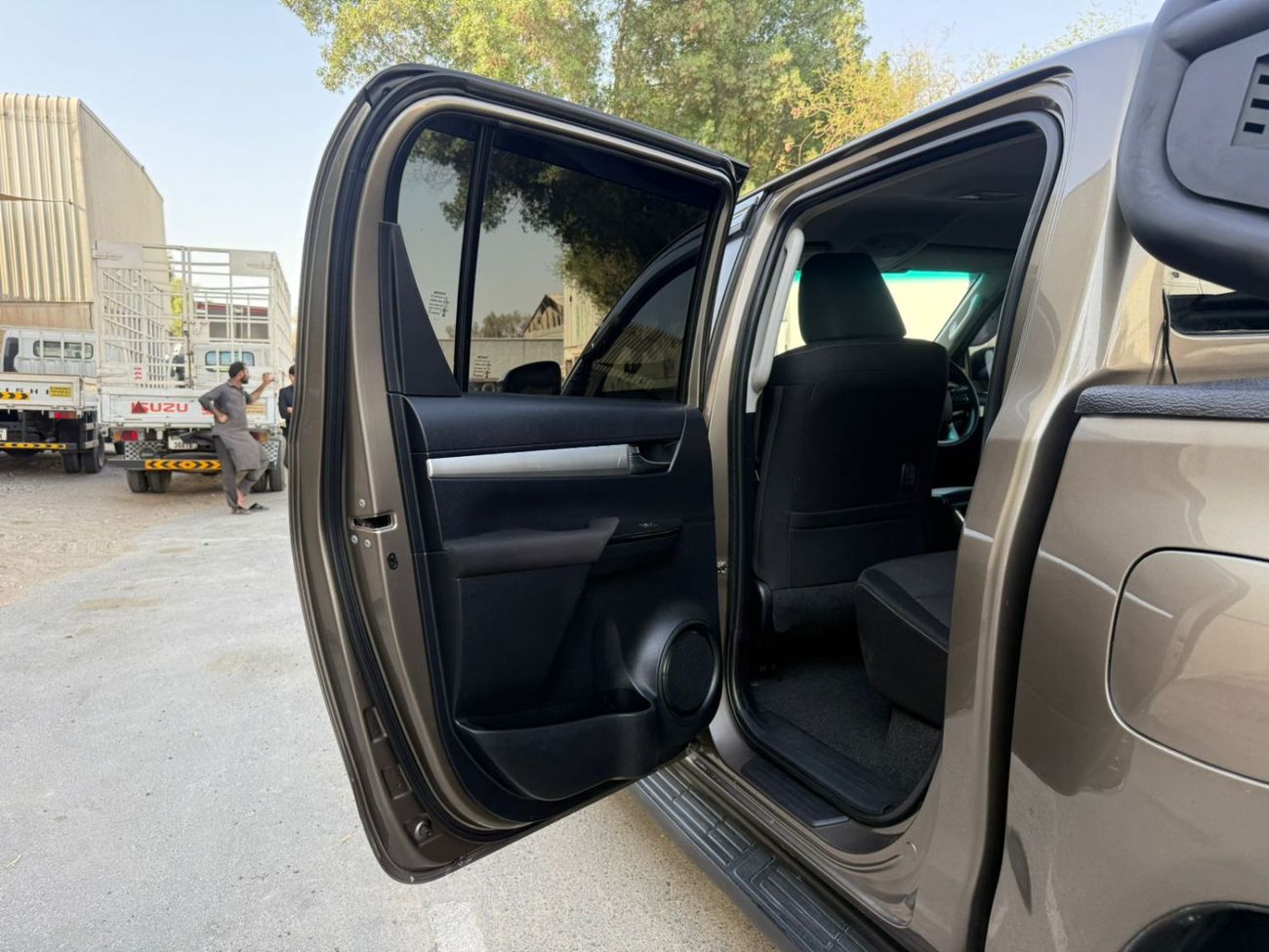 Toyota Hilux DOUBLE CABIN | MANUAL TRANSMISSION | RHD | 2.8L DIESEL ENGINE | PUSH START